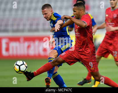 Doha, Katar. 17 Apr, 2018. Youssef El-Arabi (R) von Al Duhail SC MIAS für den Ball mit Balazs Dzsudzsak von Al Wahda FSCC während der AFC Champions League Gruppe B Fußballspiel zwischen Katar und den VEREINIGTEN ARABISCHEN EMIRATEN AL Duhail SC's Al Wahda FSCC an Abdullah Bin Khalifa Stadion in Doha, Katar, 17. April 2018. Al Duhail gewann 1:0. Credit: Nikku/Xinhua/Alamy leben Nachrichten Stockfoto