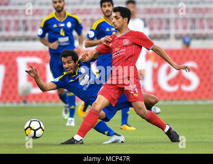 Doha, Katar. 17 Apr, 2018. Abdullah Al Ahrak (R) von Al Duhail SC MIAS für die Kugel mit Mohamed Al Barghash Menhali von Al Wahda FSCC während der AFC Champions League Gruppe B Fußballspiel zwischen Katar und den VEREINIGTEN ARABISCHEN EMIRATEN AL Duhail SC's Al Wahda FSCC an Abdullah Bin Khalifa Stadion in Doha, Katar, 17. April 2018. Al Duhail gewann 1:0. Credit: Nikku/Xinhua/Alamy leben Nachrichten Stockfoto