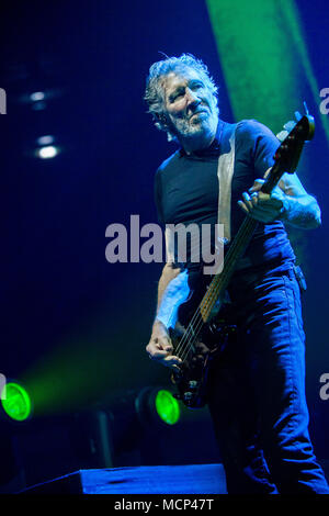 Mailand Italien. 17. April 2018. Der englische Sänger, Songschreiber und Musiker ROGER WATERS führt live auf der Bühne des Mediolanum Forum während des 'Uns + Sie Tour 2018 "Credit: Rodolfo Sassano/Alamy leben Nachrichten Stockfoto
