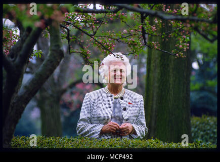 Datei: 17 Apr, 2018. Ehemalige Foto: Washington, USA. 10 Apr, 1992. First Lady Barbara Bush 1925 - 2018. Die matriarchin eines republikanischen politischen Dynastie gestorben Dienstag, 15. April 2018, entsprechend einer Aussage aus dem Amt ihres Mannes. Sie war 92. Foto: Washington, USA. 10 Apr, 1992. First Lady Barbara Bushpeers durch die Büsche der Rosengarten eine Pressekonferenz statt, die von ihrem Mann Präsident George Bush im Weißen Haus am 10. April 1992 zu sehen. Credit: Sharon Natoli/Alamy leben Nachrichten Stockfoto