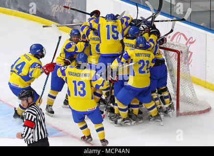 Kiew, Ukraine. 17. April 2018. Spieler der Ukraine National Team feiern den Sieg nach der 2018 IIHF Eishockey U18 Weltmeisterschaft Division 1 Gruppe B Spiel gegen Ungarn im Palais des Sports in Kiew, Ukraine. Die Ukraine gewann 4-3. Credit: Oleksandr Prykhodko/Alamy leben Nachrichten Stockfoto