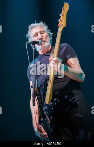Mailand Italien. 17. April 2018. Der englische Sänger, Songschreiber und Musiker ROGER WATERS führt live auf der Bühne des Mediolanum Forum während des 'Uns + Sie Tour 2018 "Credit: Rodolfo Sassano/Alamy leben Nachrichten Stockfoto