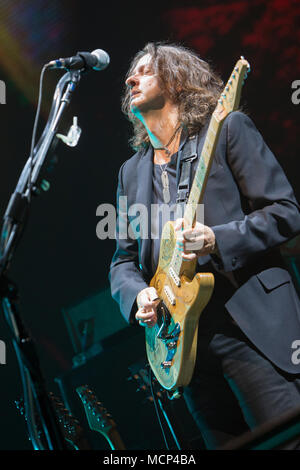 Mailand Italien. 17. April 2018. Der englische Sänger, Songschreiber und Musiker ROGER WATERS führt live auf der Bühne des Mediolanum Forum während des 'Uns + Sie Tour 2018 "Credit: Rodolfo Sassano/Alamy leben Nachrichten Stockfoto