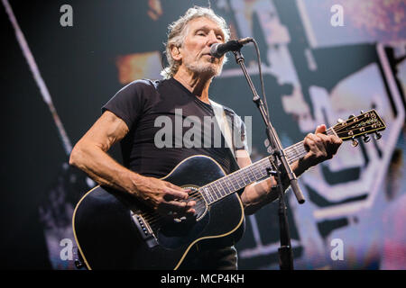 Mailand Italien. 17. April 2018. Der englische Sänger, Songschreiber und Musiker ROGER WATERS führt live auf der Bühne des Mediolanum Forum während des 'Uns + Sie Tour 2018 "Credit: Rodolfo Sassano/Alamy leben Nachrichten Stockfoto