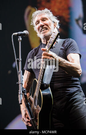 Mailand Italien. 17. April 2018. Der englische Sänger, Songschreiber und Musiker ROGER WATERS führt live auf der Bühne des Mediolanum Forum während des 'Uns + Sie Tour 2018 "Credit: Rodolfo Sassano/Alamy leben Nachrichten Stockfoto