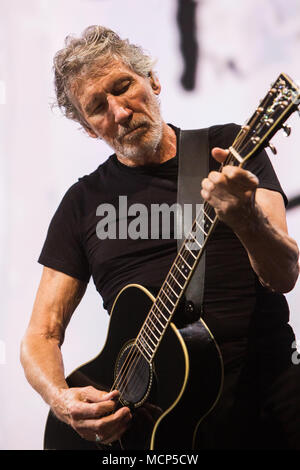 Mailand Italien. 17. April 2018. Der englische Sänger, Songschreiber und Musiker ROGER WATERS führt live auf der Bühne des Mediolanum Forum während des 'Uns + Sie Tour 2018 "Credit: Rodolfo Sassano/Alamy leben Nachrichten Stockfoto