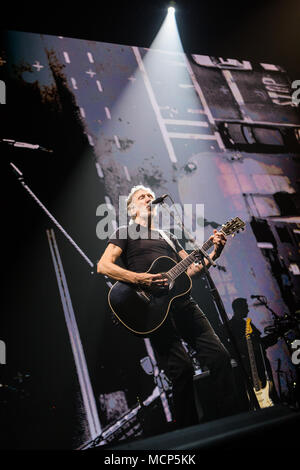 Mailand Italien. 17. April 2018. Der englische Sänger, Songschreiber und Musiker ROGER WATERS führt live auf der Bühne des Mediolanum Forum während des 'Uns + Sie Tour 2018 "Credit: Rodolfo Sassano/Alamy leben Nachrichten Stockfoto