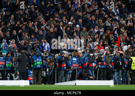 Madrid, Spanien. Credit: D. 11 Apr, 2018. Fotografen Fußball: UEFA Champions League Viertelfinale 2 bein Spiel zwischen Real Madrid 1-3 FC Juventus im Estadio Santiago Bernabeu in Madrid, Spanien. Credit: D. Nakashima/LBA/Alamy leben Nachrichten Stockfoto