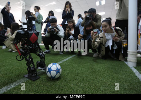 Shenyang, Shenyang, China. 17 Apr, 2018. Shenyang, China 17. April 2018: Roboter spielen Fußball auf der RoboCup 2018 China in Shenyang, Provinz Liaoning im Nordosten Chinas, 17. April 2018. Credit: SIPA Asien/ZUMA Draht/Alamy leben Nachrichten Stockfoto