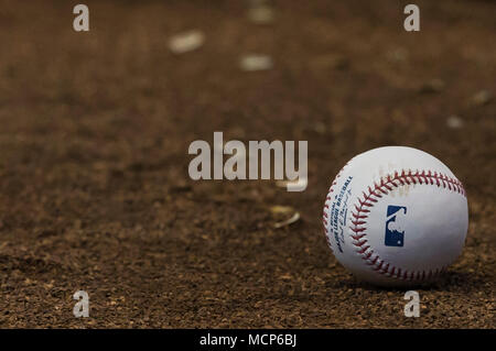 Milwaukee, WI, USA. 16 Apr, 2018. Major League Baseball liegt in den Schmutz während der Major League Baseball Spiel zwischen den Milwaukee Brewers und die Cincinnati Reds am Miller Park in Milwaukee, WI. John Fisher/CSM/Alamy leben Nachrichten Stockfoto