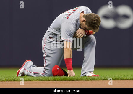 Milwaukee, WI, USA. 16 Apr, 2018. Cincinnati Reds zweiter Basisspieler Scooter Gennet #3 vor der Major League Baseball Spiel zwischen den Milwaukee Brewers und die Cincinnati Reds am Miller Park in Milwaukee, WI. John Fisher/CSM/Alamy leben Nachrichten Stockfoto