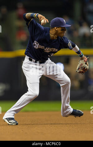 Milwaukee, WI, USA. 16 Apr, 2018. Milwaukee Brewers shortstop Orlando Arcia #3 wirft einen Runner während der Major League Baseball Spiel zwischen den Milwaukee Brewers und die Cincinnati Reds am Miller Park in Milwaukee, WI. John Fisher/CSM/Alamy leben Nachrichten Stockfoto