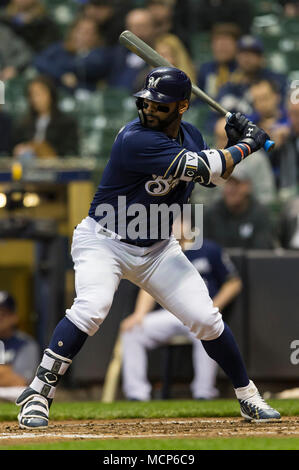 Milwaukee, WI, USA. 16 Apr, 2018. Milwaukee Brewers zweiter Basisspieler Jonathan Villar Nr.5 bis bat während der Major League Baseball Spiel zwischen den Milwaukee Brewers und die Cincinnati Reds am Miller Park in Milwaukee, WI. John Fisher/CSM/Alamy leben Nachrichten Stockfoto