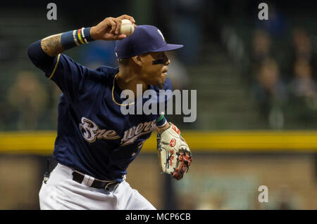 Milwaukee, WI, USA. 16 Apr, 2018. Milwaukee Brewers shortstop Orlando Arcia #3 in Aktion während der Major League Baseball Spiel zwischen den Milwaukee Brewers und die Cincinnati Reds am Miller Park in Milwaukee, WI. John Fisher/CSM/Alamy leben Nachrichten Stockfoto