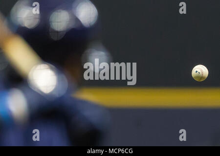 Milwaukee, WI, USA. 16 Apr, 2018. Major League Baseball bei einem Pitch in der Major League Baseball Spiel zwischen den Milwaukee Brewers und die Cincinnati Reds am Miller Park in Milwaukee, WI geworfen. John Fisher/CSM/Alamy leben Nachrichten Stockfoto