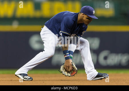 Milwaukee, WI, USA. 16 Apr, 2018. Milwaukee Brewers shortstop Orlando Arcia #3 in Aktion während der Major League Baseball Spiel zwischen den Milwaukee Brewers und die Cincinnati Reds am Miller Park in Milwaukee, WI. John Fisher/CSM/Alamy leben Nachrichten Stockfoto