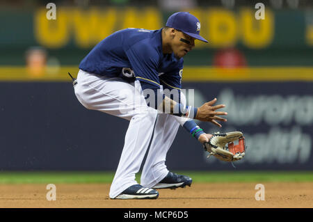 Milwaukee, WI, USA. 16 Apr, 2018. Milwaukee Brewers shortstop Orlando Arcia #3 in Aktion während der Major League Baseball Spiel zwischen den Milwaukee Brewers und die Cincinnati Reds am Miller Park in Milwaukee, WI. John Fisher/CSM/Alamy leben Nachrichten Stockfoto