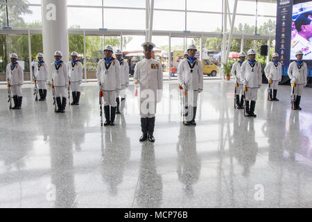 Kuala Lumpur, Malaysia. 17 Apr, 2018. Eine Performance von den malaysischen Royal Navy wenn YAB Dato' Seri Dr. Ahmad Zahid Hamidi, Stellvertretender Premierminister von Malaysia bei DSA 2018 angekommen. Der 16 Defence Service Asia Ausstellung und Konferenz auch bekannt als DSA 2018 wurde in Kuala Lumpur, Malaysia, am 16.-19. April 2018 statt. Es ist eines der Top 5 Verteidigung zeigt in der Welt. Der Eintritt ist offen für Regierung Verteidigung & Sicherheit Personal, Verteidigung & Sicherheit Fachleute und Führungskräfte und andere speziell eingeladenen Gäste. 1.500 Unternehmen aus 60 Nationen und mehr als 50.000 Fachbesucher Stockfoto