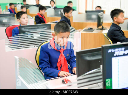 Mangyongdae Children's Palace, Apr 3, 2018: Nordkoreanische Studenten machen einen Computer Lektion in Mangyongdae Children's Palace in Pyongyang, Nordkorea. Nordkoreanischen Führer Kim Jong-Un ist ein Gipfel mit dem südkoreanischen Präsidenten Moon Jae zu halten - in Panmunjom am 27. April 2018, und es wird ein Treffen mit US-Präsident Donald Trump im Mai oder Juni folgen. Bild auf der Apr 3, 2018 übernommen. Redaktion VERWENDEN SIE NUR Credit: Koreanischer Kunst Performance Pressekorps/LBA/Alamy leben Nachrichten Stockfoto