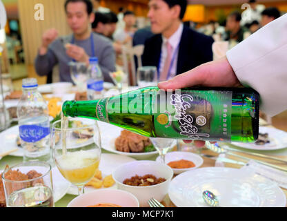 Taedonggang Bier, Mar 31, 2018: taedonggang Bier und Essen in Koryo Hotel in Pyongyang, Nordkorea. Nordkoreanischen Führer Kim Jong-Un ist ein Gipfel mit dem südkoreanischen Präsidenten Moon Jae zu halten - in Panmunjom am 27. April 2018, und es wird ein Treffen mit US-Präsident Donald Trump im Mai oder Juni folgen. Bild auf dem 31. März 2018 berücksichtigt. Redaktion VERWENDEN SIE NUR Credit: Koreanischer Kunst Performance Pressekorps/LBA/Alamy leben Nachrichten Stockfoto