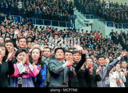 Pjöngjang, Apr 3, 2018: die Nordkoreaner watch ein gemeinsames Konzert von Süd- und Nordkoreanischen Künstlern bei der ryugyong Chung Ju-yung-Gymnasium in Pyongyang, Nordkorea. Nordkoreanischen Führer Kim Jong-Un ist ein Gipfel mit dem südkoreanischen Präsidenten Mond Jae-In in Panmunjom am 27. April 2018 zu halten, und es wird ein Treffen mit US-Präsident Donald Trump im Mai oder Juni folgen. Bild auf der Apr 3, 2018 übernommen. Redaktion VERWENDEN SIE NUR Credit: Koreanischer Kunst Performance Pressekorps/LBA/Alamy leben Nachrichten Stockfoto