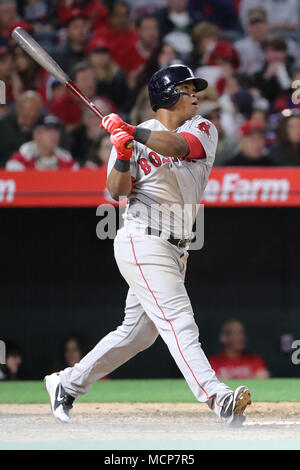 April 17, 2018: Boston Red Sox dritten Basisspieler Rafael Devers (11) Uhren sein Homer im Spiel zwischen den Boston Red Sox und Los Angeles Engel von Anaheim Angel Stadium in Anaheim, CA, Fotograf: Peter Joneleit Stockfoto