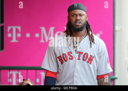 April 17, 2018: Boston Red Sox Designated Hitter Hanley Ramirez (13) Wanderungen im dugout vor dem Spiel zwischen den Boston Red Sox und Los Angeles Engel von Anaheim Angel Stadium in Anaheim, CA, Fotograf: Peter Joneleit Stockfoto