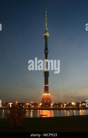 Fernsehturm Ostankino in der Nacht. Abendlicher Blick von Ostankino Fernsehturm in Moskau. Stockfoto