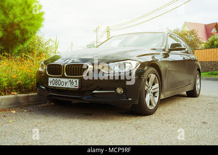Sochi, Russland - Oktober 11, 2016: Luxus BMW 5-Series in Suburbia der Stadt Sotschi geparkt, neues Modell der Marke BMW. Stockfoto
