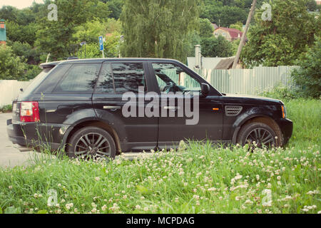 Barnaul, Russland - Juli 12, 2017: Range Rover geparkt auf dem Berg parken im Altai. Stockfoto