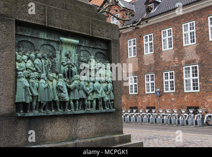 Bispetorv (Bischof) Square in der Innenstadt von Kopenhagen mit Skulptur und Fahrrad teilen Station Stockfoto