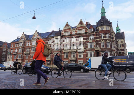 Verkehr in Kopenhagen entlang HC Andersen Boulevard in der Nähe von langebro Brücke Stockfoto