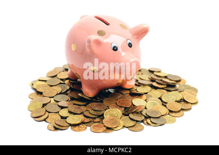 Lucky piggy Bank auf Münze Münze heap auf weißem Hintergrund Stockfoto