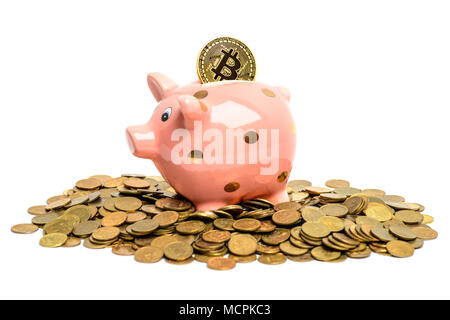 Schwein coin Bank auf Haufen Geld mit bitcoin über Weiß Stockfoto