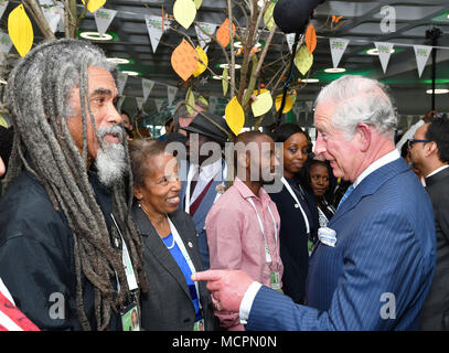 Der Prinz von Wales spricht mit Gästen, als er die Commonwealth grosse Mittagessen im Queen Elizabeth II Conference Centre in London während des Commonwealth Regierungschefs beim Treffen alle zwei Jahre stattfindenden Gipfel. Stockfoto