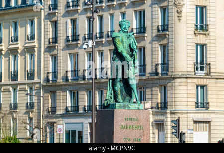 Statue von General Pierre Yrieix Daumesnil vor dem Rathaus von Vincennes, einer Stadt in der Nähe von Paris Stockfoto