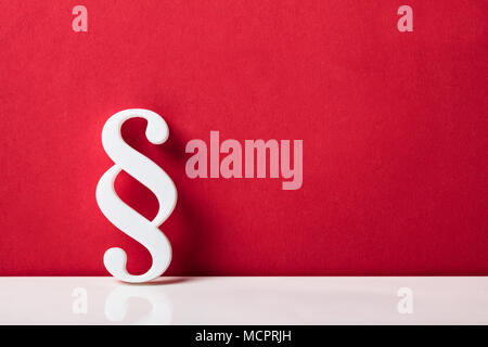 Nahaufnahme eines Absatzes Symbol lehnte sich auf Rote Wand Stockfoto