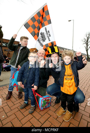 Wolverhampton Wanderers Anhänger vor dem Sky Bet Meisterschaft Gleiches an Molineux, Wolverhampton. Stockfoto