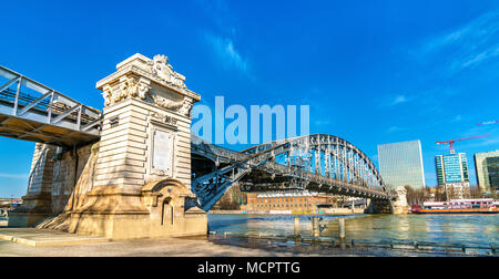 Viaduc d'Austerlitz, eine U-Bahn Brücke über die Seine in Paris. Stockfoto