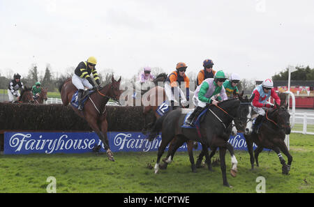 Läufer und Reiter klar die ersten während der Mongey Communications Anfänger Steeplechase in der Osterzeit Dienstag Sitzung am Fairyhouse, Ratoath. Stockfoto