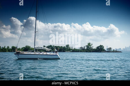 Malerischer Blick auf Segelboot auf dem See gegen bewölkter Himmel, Toronto, Kanada Stockfoto