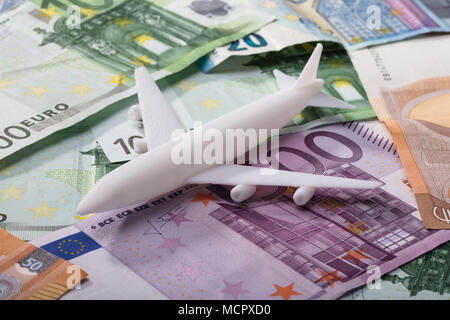 In der Nähe von Weißen Flugzeug auf Euro-banknoten Stockfoto