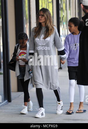 Heidi Klum kommt an eine Klinik mit ihren Kindern mit: Heidi Klum, Lou Sulola Samuel Wo: Beverly Hills, Kalifornien, USA, wenn: 17 Mrz 2018 Credit: WENN Stockfoto