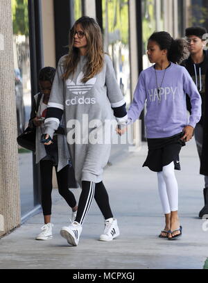 Heidi Klum kommt an eine Klinik mit ihren Kindern mit: Heidi Klum, Lou Sulola Samuel, Henry Günther Ademola Dashtu Samuel Wo: Beverly Hills, Kalifornien, USA, wenn: 17 Mrz 2018 Credit: WENN Stockfoto