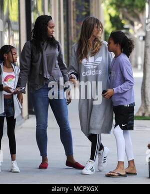 Heidi Klum kommt an eine Klinik mit ihren Kindern mit: Heidi Klum, Lou Sulola Samuel Wo: Beverly Hills, Kalifornien, USA, wenn: 17 Mrz 2018 Credit: WENN Stockfoto