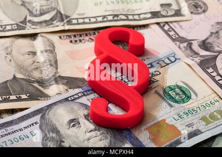 Nahaufnahme von roten Absatz Symbol auf amerikanische Banknoten Stockfoto