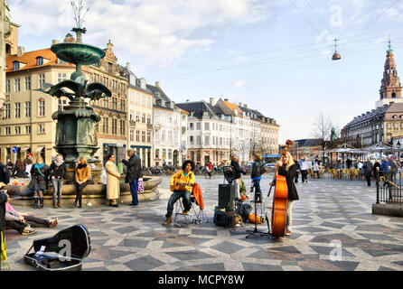 Kopenhagen, Dänemark - 13 April 2010: Musiker in der Nähe der Brunnen Storch Stockfoto