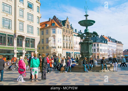 Kopenhagen, Dänemark - 13 April 2010: Viele Menschen in der Nähe von Brunnen Storch am Amagertorv Square. Autofreie zone Stroget Stockfoto