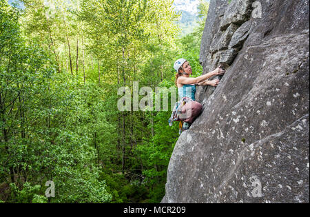 Eine junge Frau führen, Klettern an der unteren Stadtmauer, Index, Washington, USA. Stockfoto