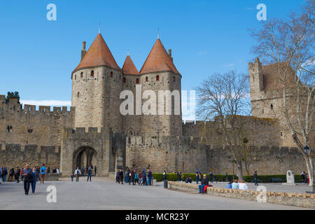 Die narbonnaise Eingangstür in der Zitadelle in Carcassonne, eine mittelalterliche Festung im französischen Departement Aude Stockfoto